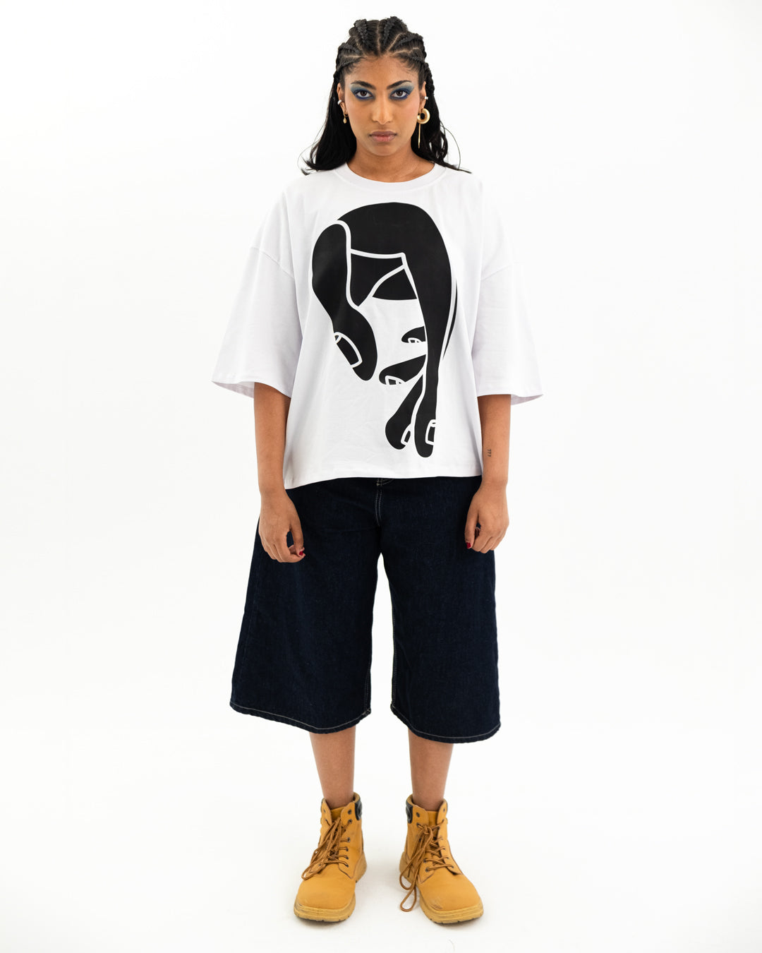 Kolshecan Tee – Hand in refletion