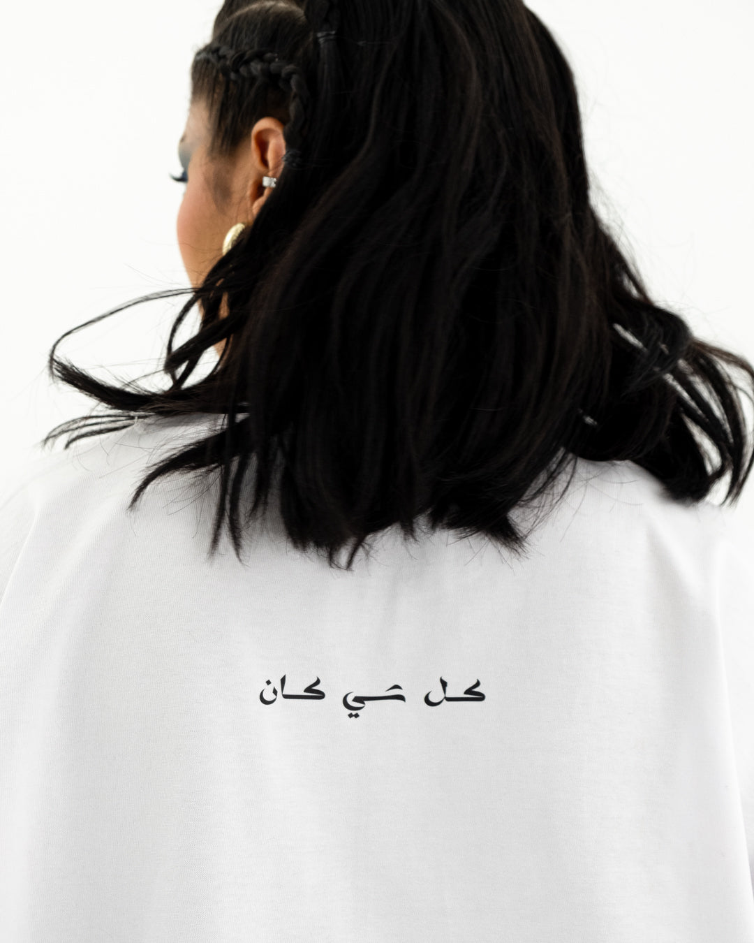 Kolshecan Tee – Hand in refletion