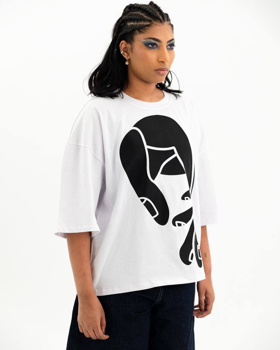 Kolshecan Tee – Hand in refletion