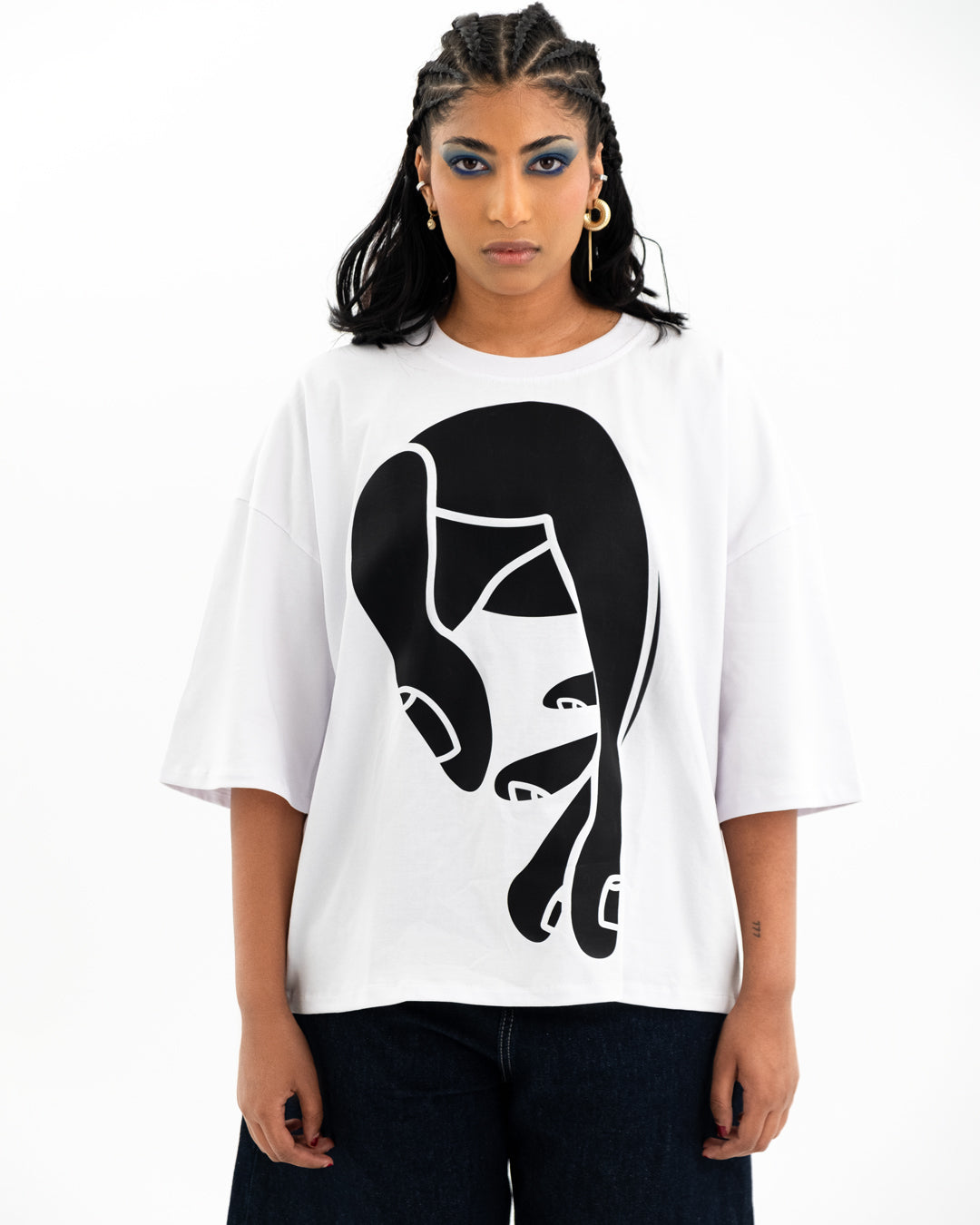 Kolshecan Tee – Hand in refletion