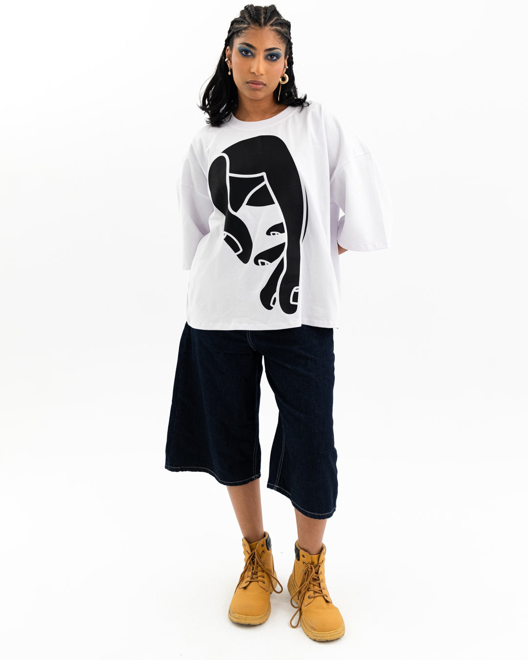 Kolshecan Tee – Hand in refletion