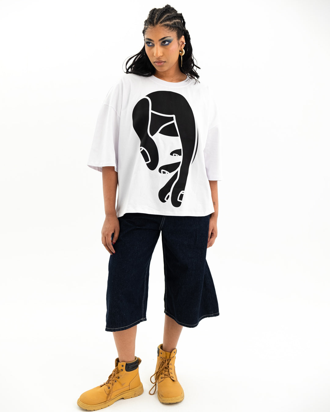 Kolshecan Tee – Hand in refletion