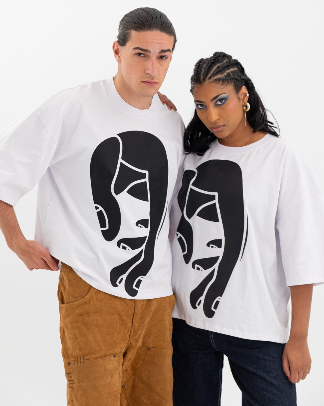 Kolshecan Tee – Hand in refletion