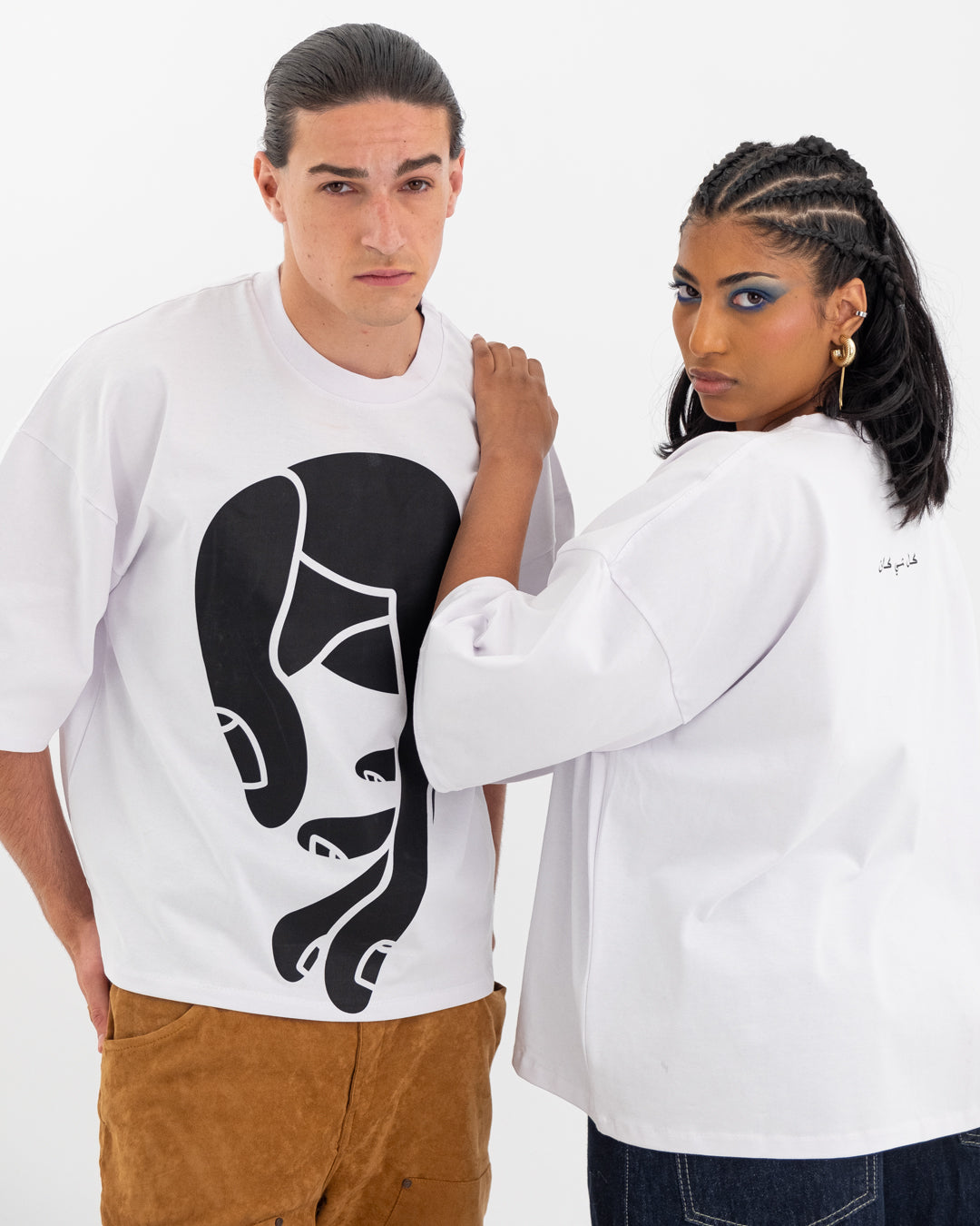 Kolshecan Tee – Hand in refletion