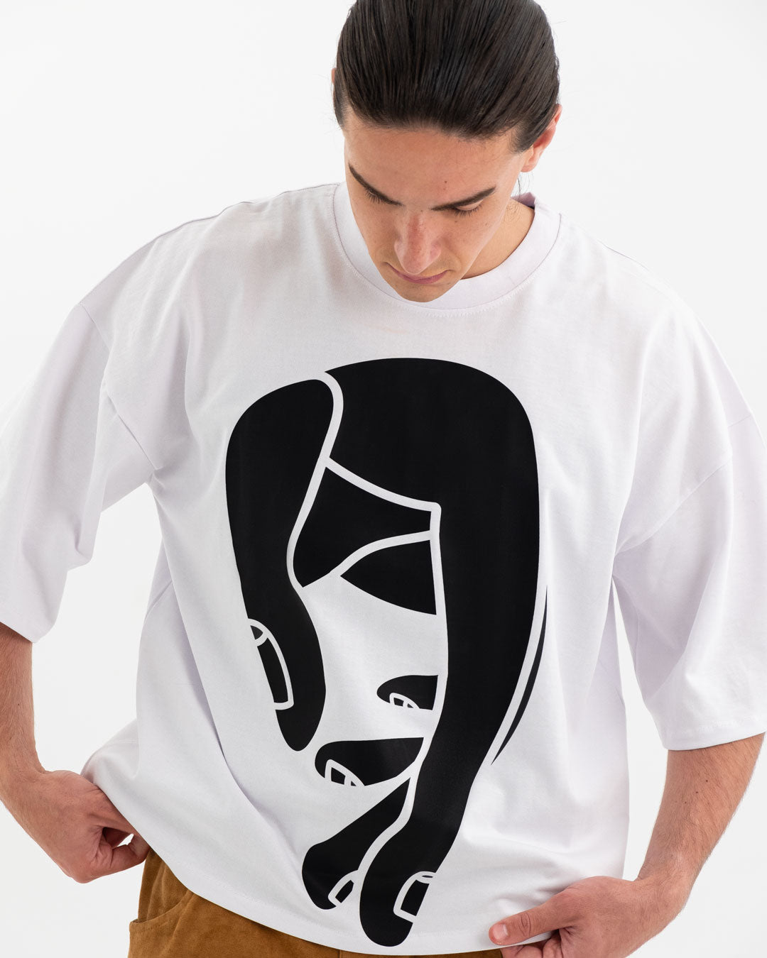 Kolshecan Tee – Hand in refletion