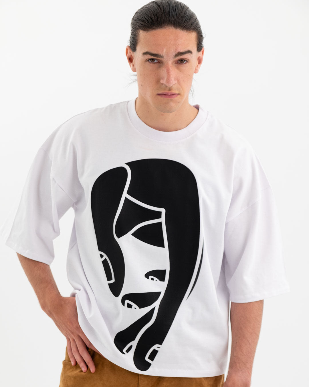 Kolshecan Tee – Hand in refletion